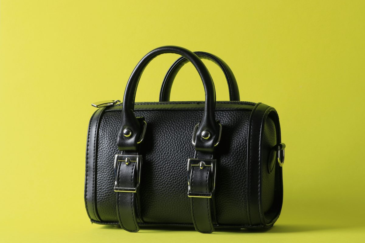Bolso de piel negro con hebillas