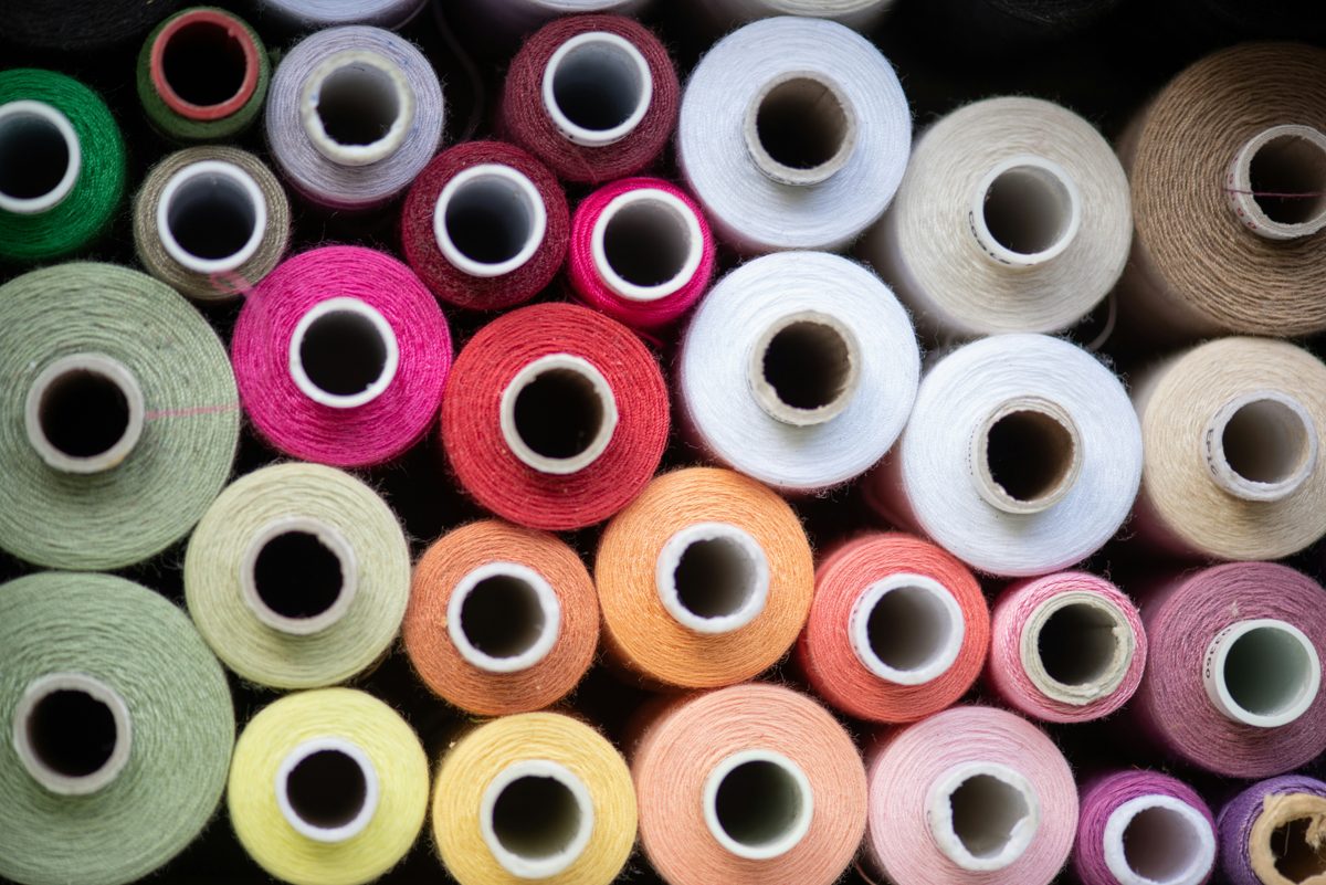 Carretes de hilo de colores